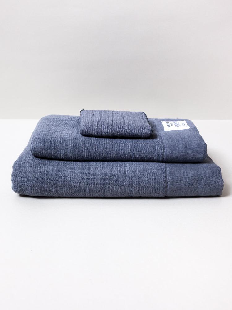 http://morihata.com/cdn/shop/products/Shinto_Inner_Pile_Towel_Charcoal-3.jpg?v=1697223541